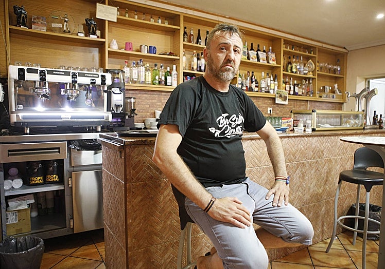 Víctor Manuel Márquez, alcalde de Valdesalor, en el bar que regenta.