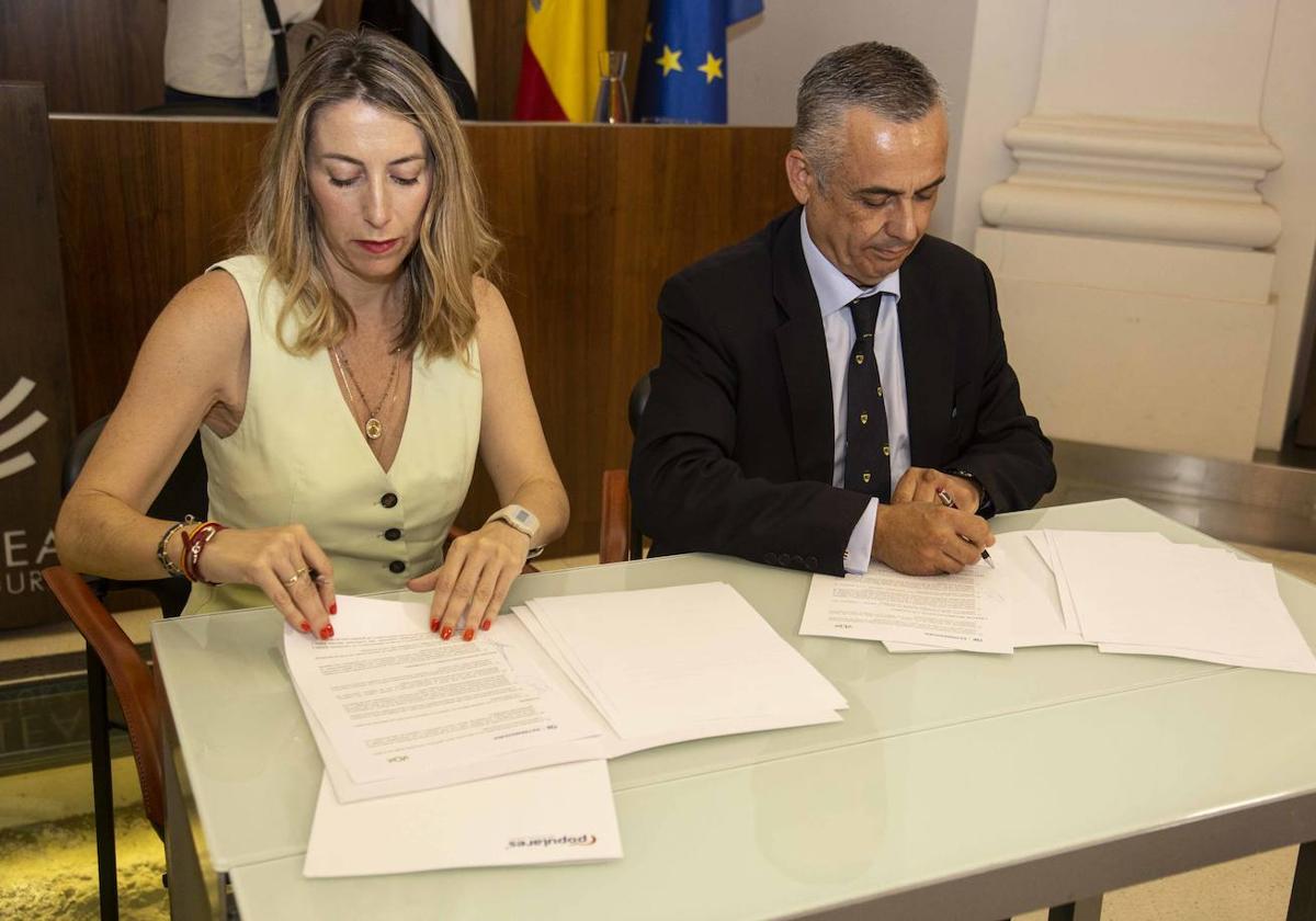 María Guardiola y Ángel Pelayo Gordillo firman el acuerdo en Mérida