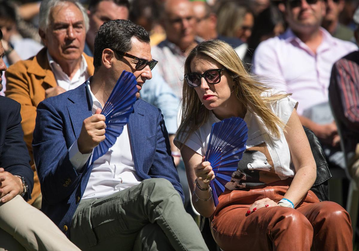 Juanma Moreno charla con María Guardiola durante un acto en Mérida el pasado mes de abril.