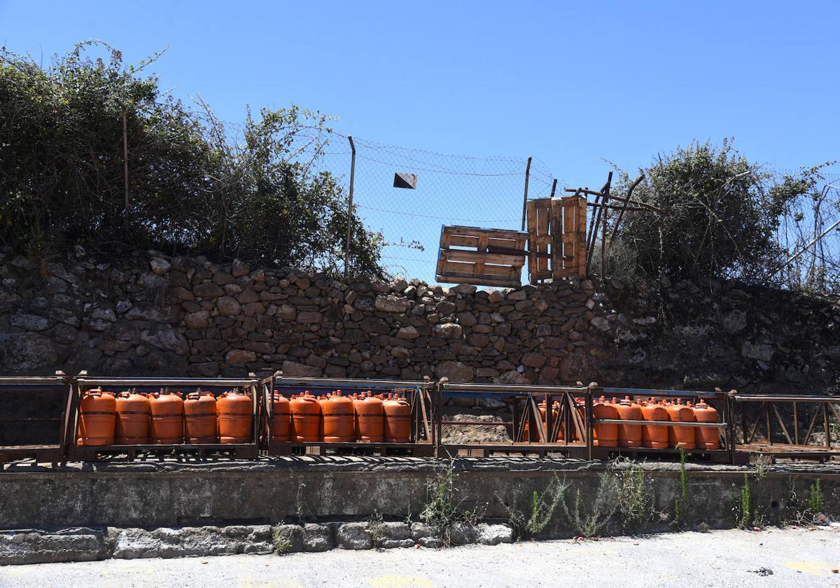 Acceso destrozado al almacén del depósito de Capote, uno de los que asaltó el ladrón.