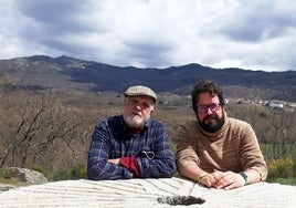 Javier M. Alcaraz, autor del libro, junto a Manolillo Chinato en Puerto de Béjar.