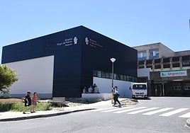 Aspecto actual del nuevo búnker, ya acabado, que preside la fachada norte del hospital.