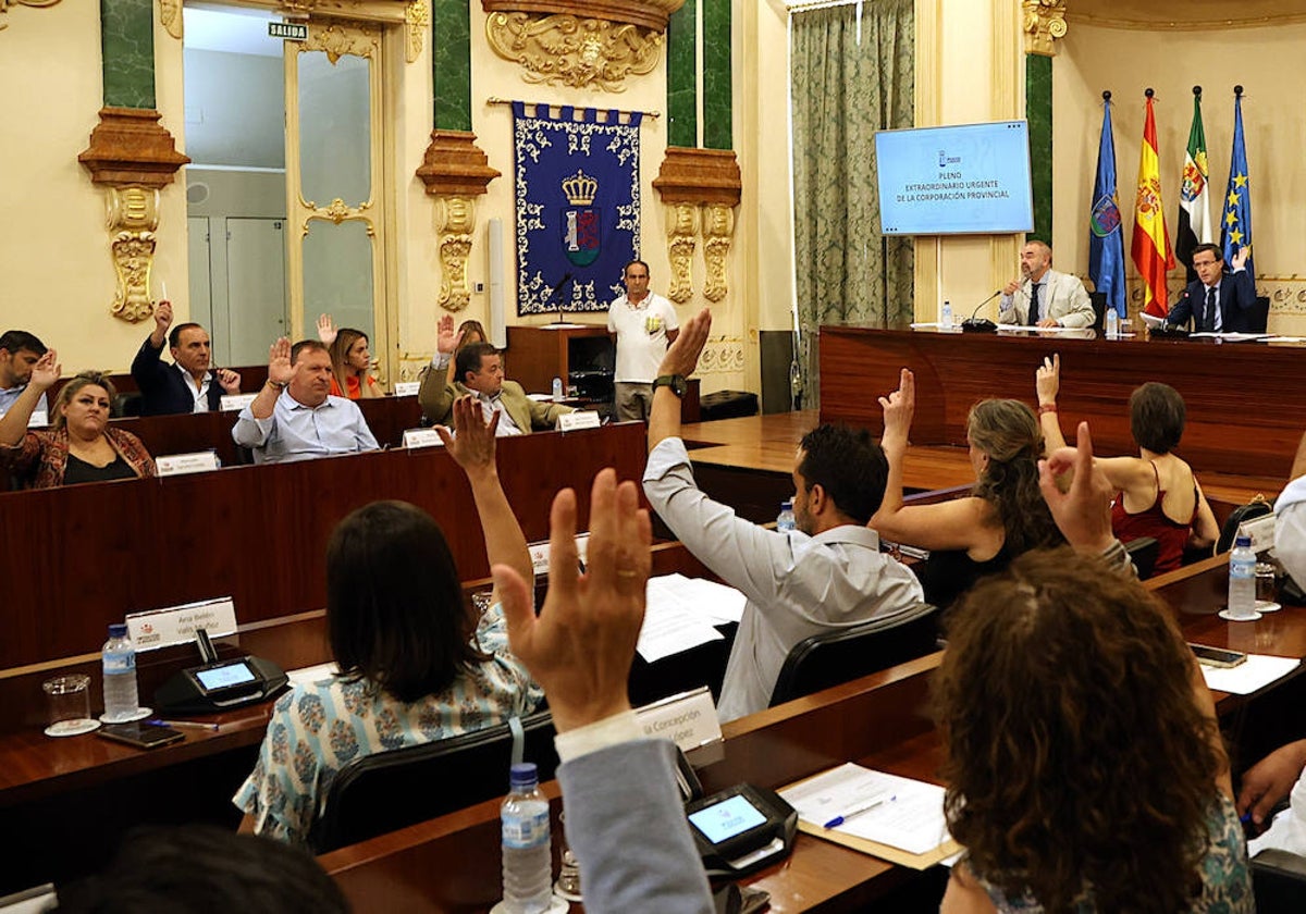 Los diputados votan en el pleno de este miércoles donde autorizaron los salarios.