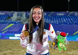 La jugadora cacereña posa con su medalla de oro de los Juegos Europeos.