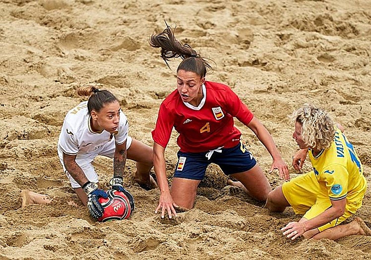 María Corbacho pugna por un balón durante el torneo.