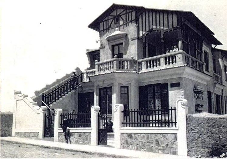 La casa del número 2 de la calle Gómez Becerra en donde vivieron Eladia y Pedro con sus ocho hijos. En la imagen, en la terraza de la primera planta esta Eladia con dos hijos, otro hijo en las escaleras. En la planta baja está la mujer y la hija de José Correa.