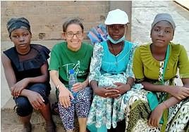 La misionera salesiana de las Hijas de María Auxiliadora, Áurea Arcos, junto a varias alumnas de 1º de ESO en Chad, celebrando el Día de la Mujer.