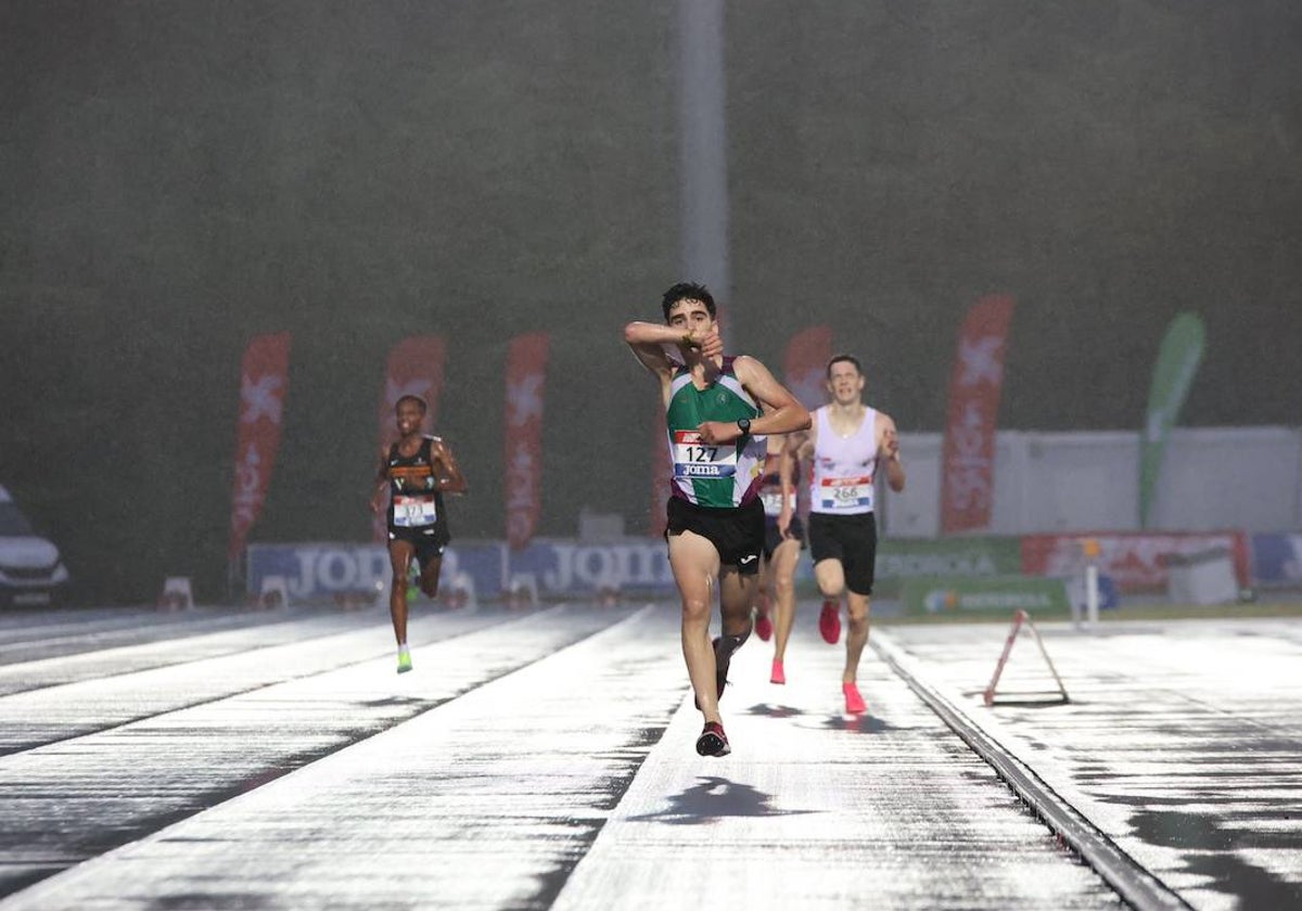 Óscar Gaitán entra en meta como campeón de España sub-18 en los 3.000 metros.