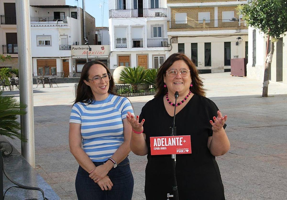 Dolores Enrique, alcaldesa de Calamonte, junto a María Teresa Macías, candidata al Senado, en Calamonte.