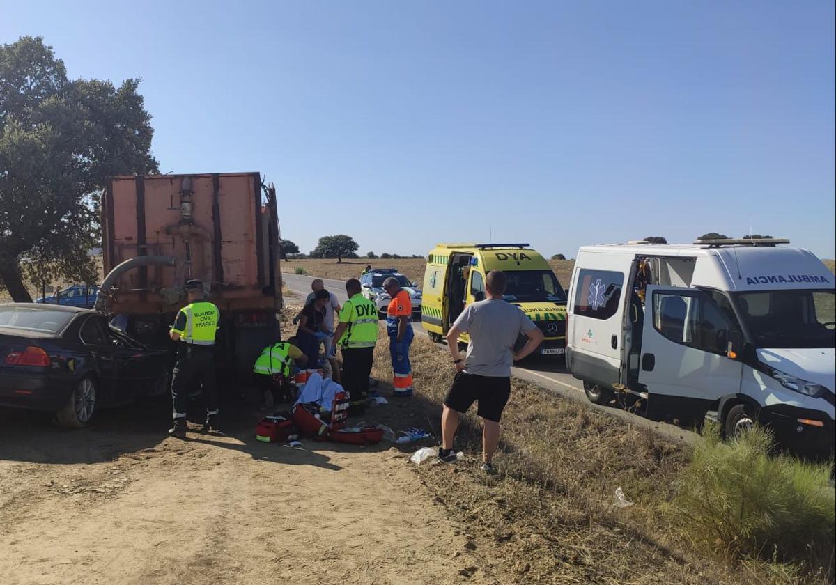 Herida grave una mujer de 57 años tras una salida de vía y chocar con un camión cerca de Santiago del Campo