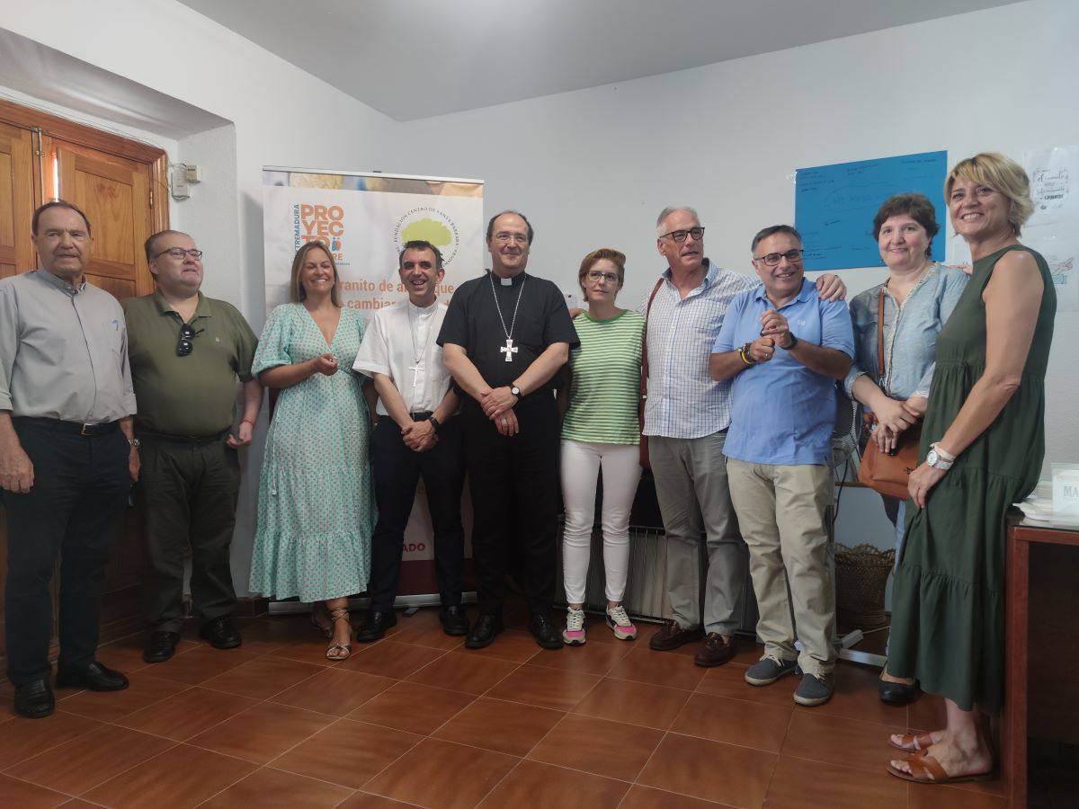 Foto de familia de los prelados de Coria-Cáceres y Plasencia con trabajadores de Proyecto Hombre en Cáceres.