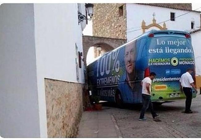 Autobús atascado en una calle situada junto al Arco del Cubo de Zafra.