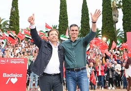 Vara y Pedro Sánchez el 23 de mayo en la Alcazaba de Badajoz.