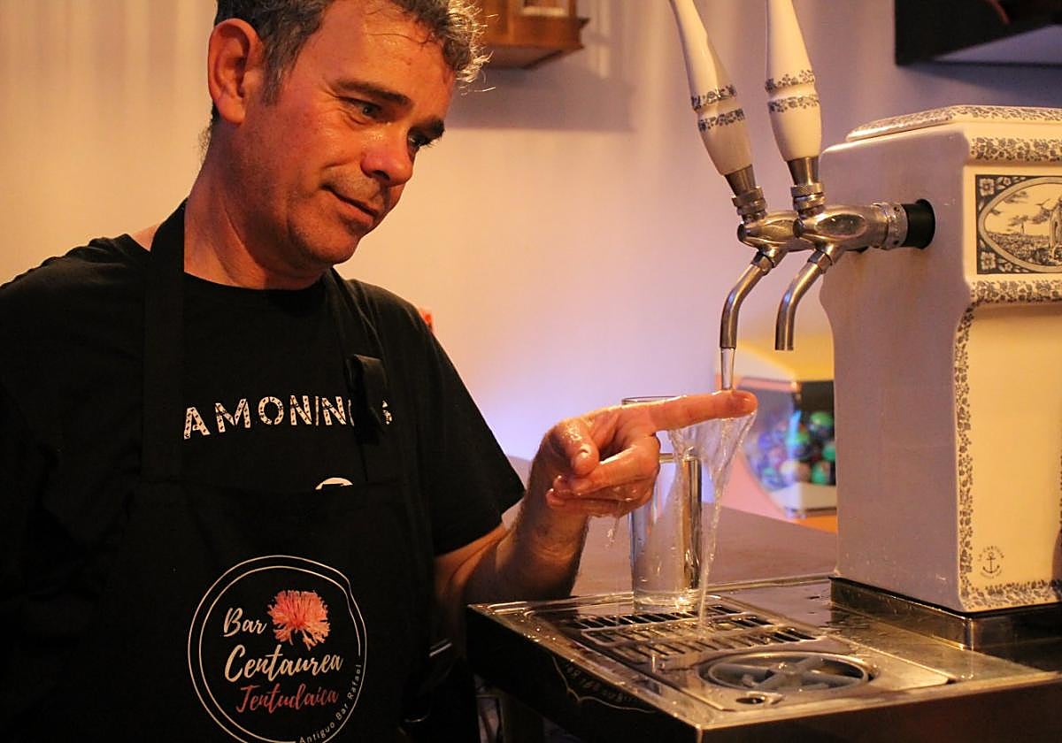 El dueño de un bar en Calera de León comprueba a las 23.50 horas de este lunes que la presión del agua disminuye .