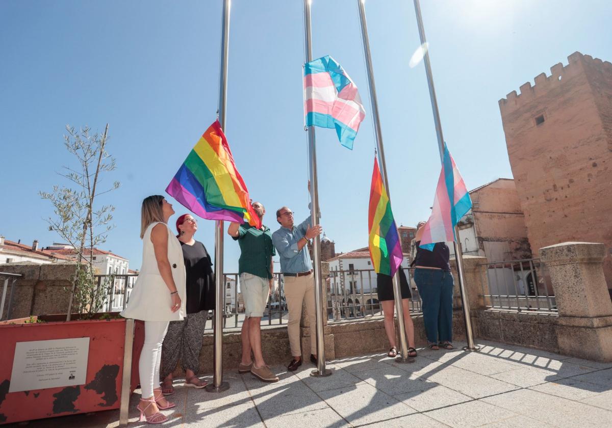 Izando la bandera arco iris ante el ayuntamiento de Cáceres.