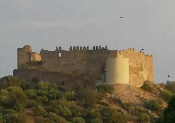 Castillo de Portezuelo, con una de sus torres ya restaurada.