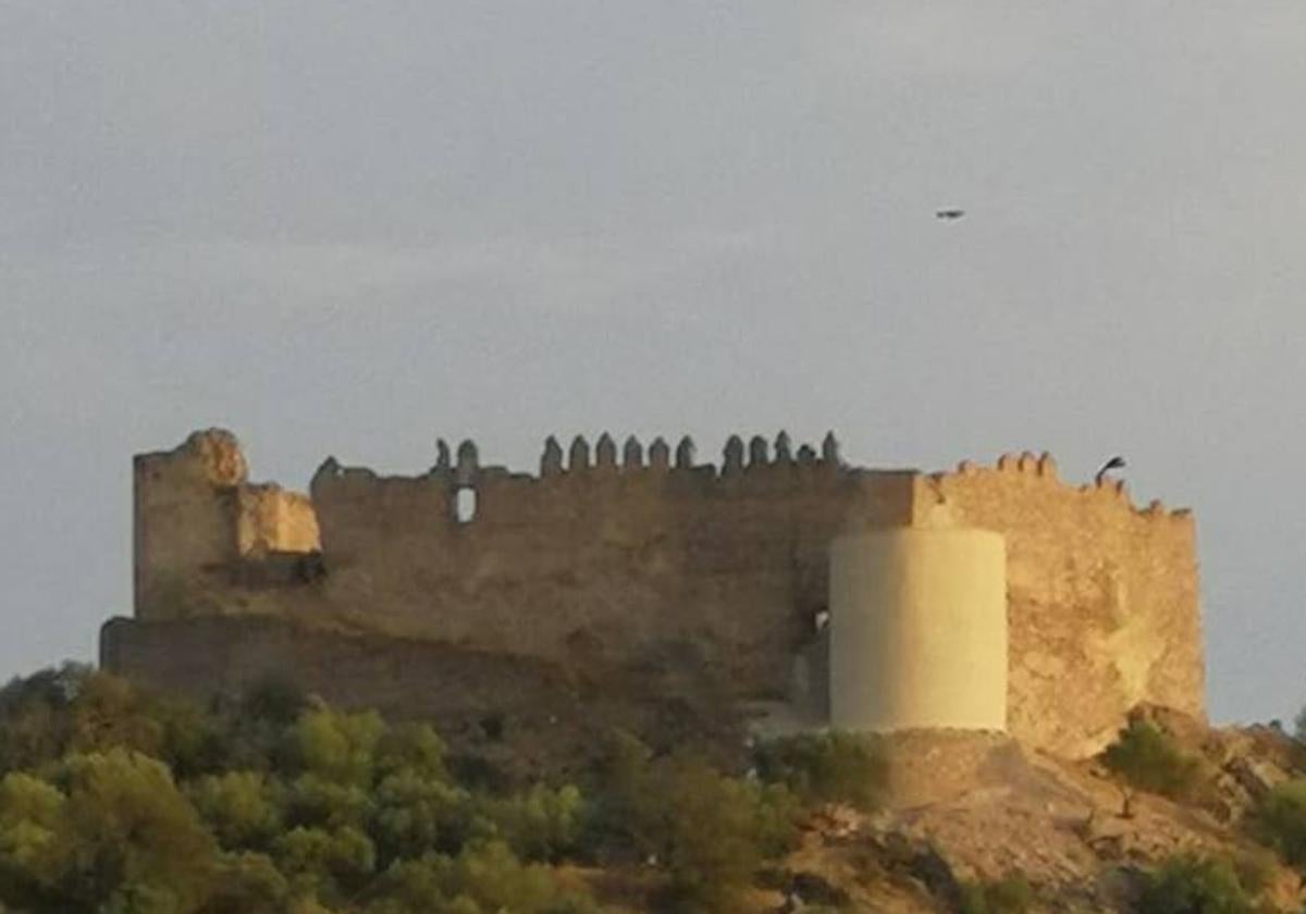 Castillo de Portezuelo, con una de sus torres ya restaurada.