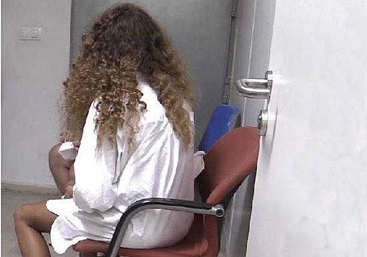 Priscila Lara antes de ser llevada a declarar al juzgado de Cáceres.