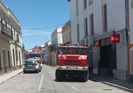 Efectivos de emergencias en la avenida de Extremadura en Oliva de la Frontera, donde se ha registrado el suceso.