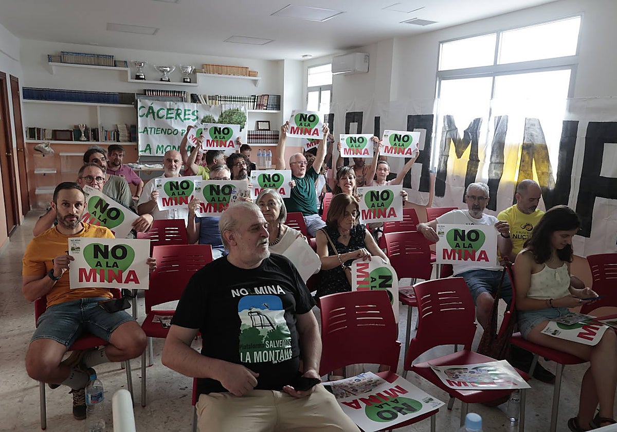Participantes en la asamblea abierta de Salvemos la Montaña en la tarde-noche del martes en San Francisco.