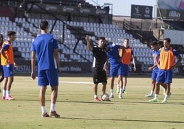 El técnico Rai Rosa se dirige a sus jugadores en la primera sesión de pretemporada en el estadio Romano.