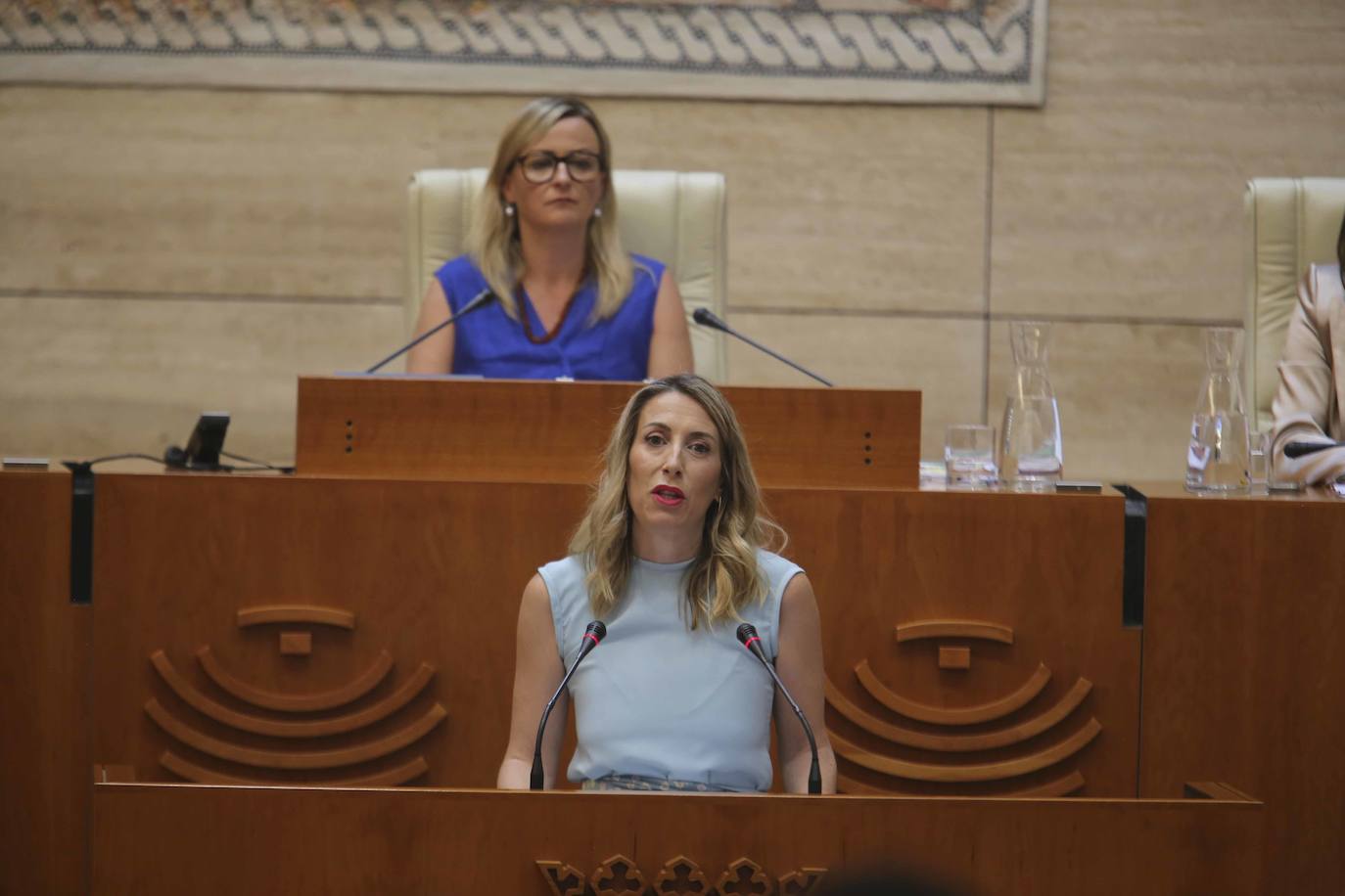 Imágenes del discurso de investidura de María Guardiola (II)