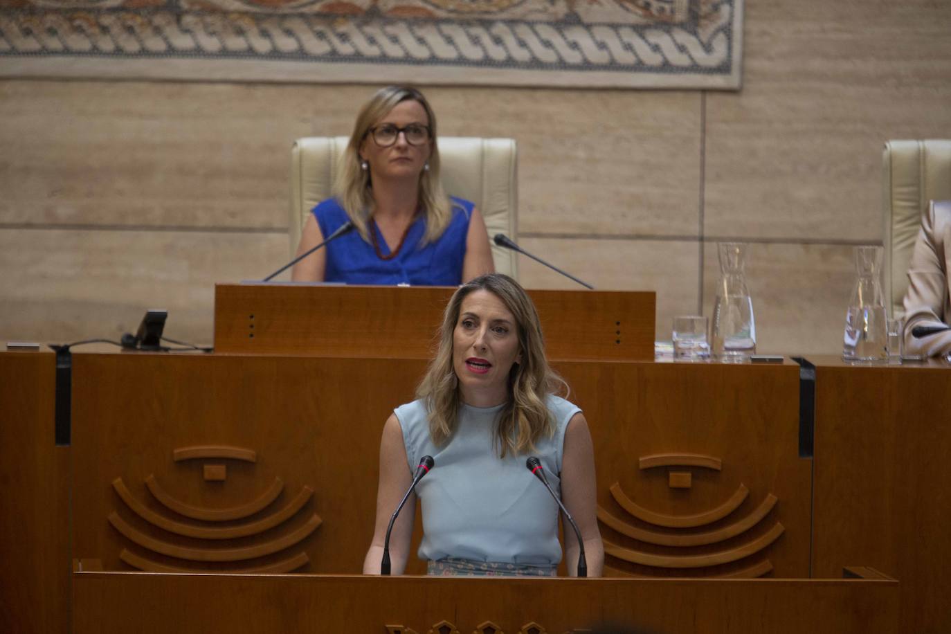 Imágenes del discurso de investidura de María Guardiola (II)