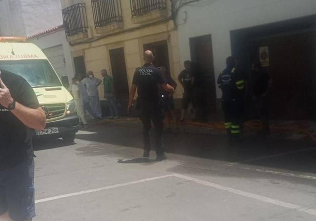 Sanitarios, bomberos y agentes de la Policía Local en el lugar del suceso.