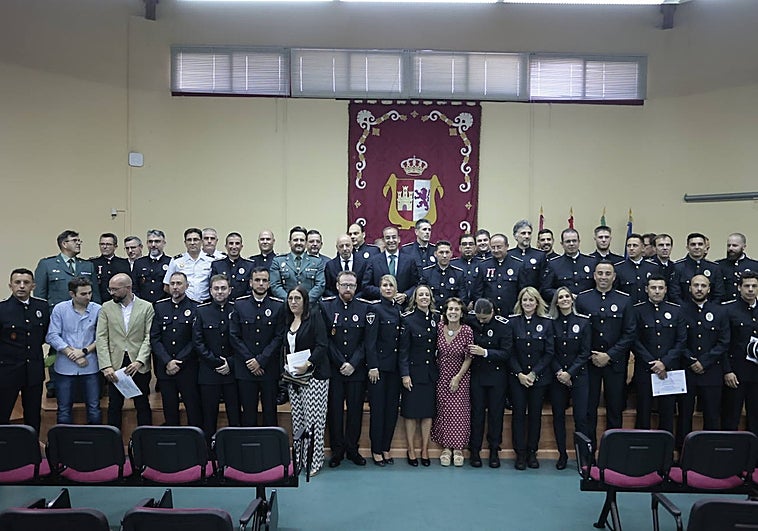 Rafael Mateos acompañado de miembros de la Policía Local de Cáceres en el acto de su patrona.