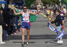 Álvaro Martín cruza la meta como capeón de España de 35 km marcha con la bandera extremeña.