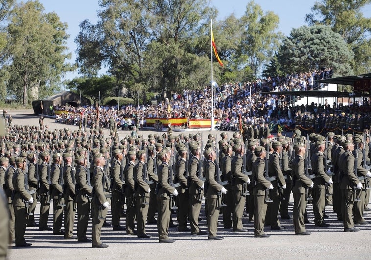 Parte de los nuevos soldados y del público en el acuartelamiento Santa Ana de Cáceres.