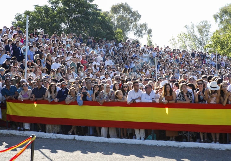 Parte de los asistentes al acto militar.