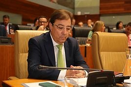 Guillermo Fernández Vara en la sesión de investidura