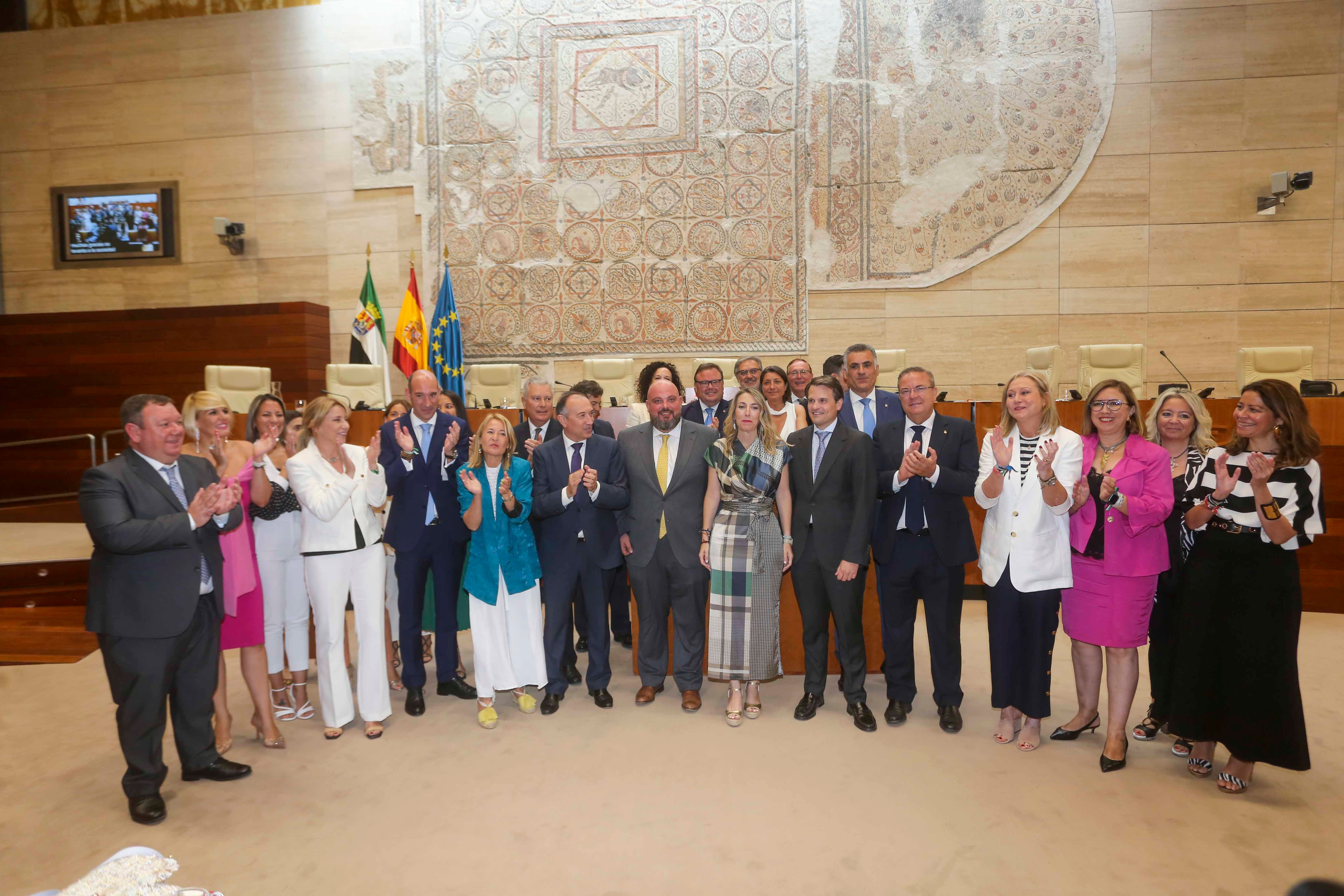 Besos y abrazos para la primera presidenta de Extremadura