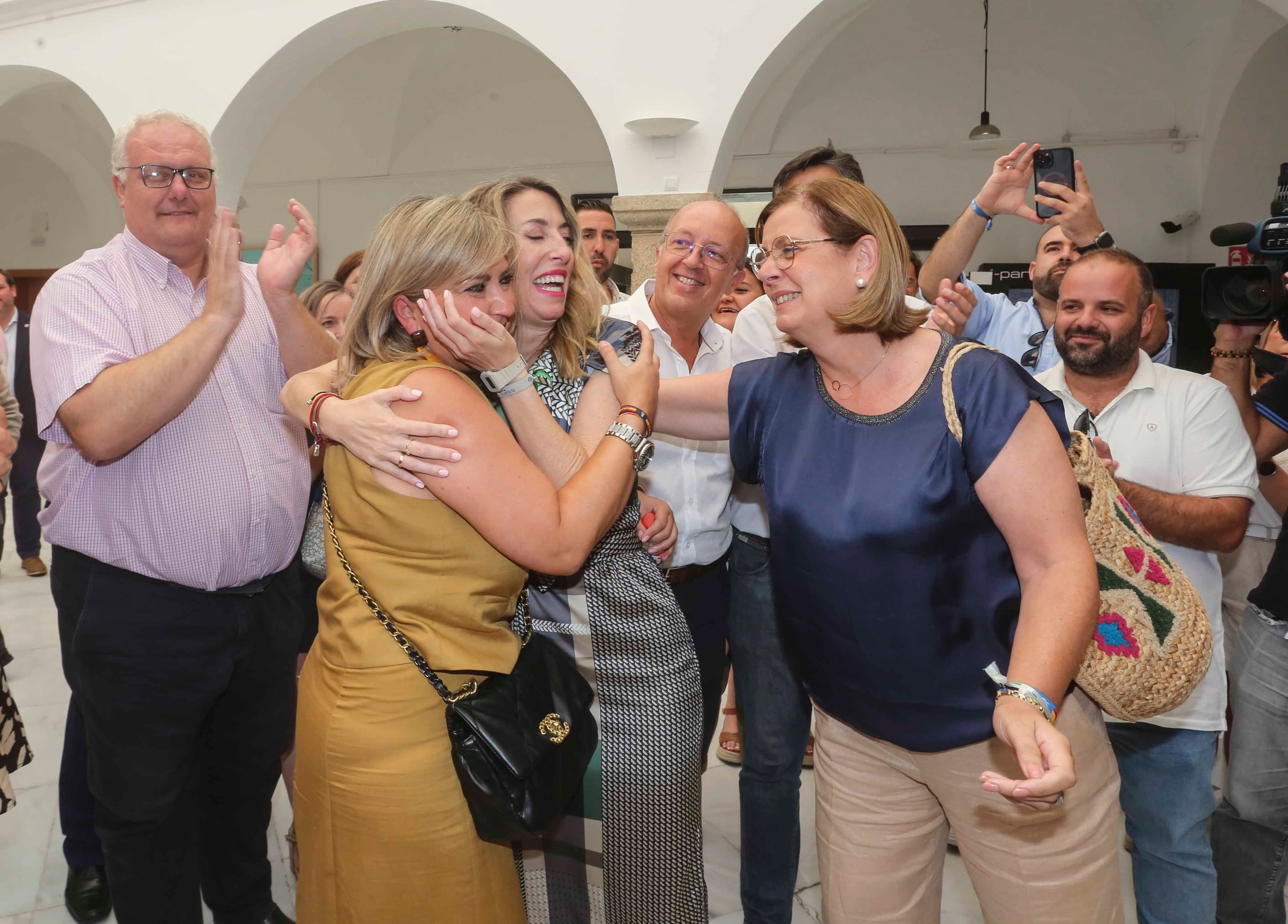 Besos y abrazos para la primera presidenta de Extremadura