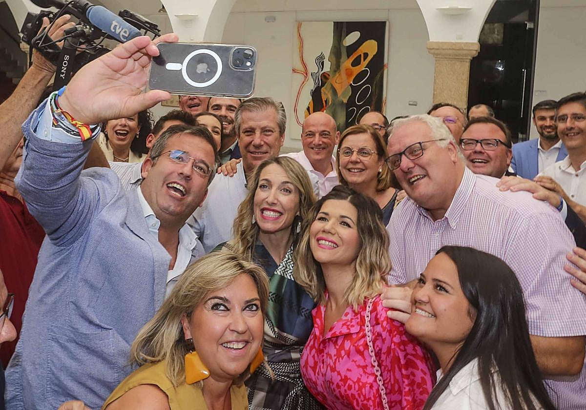 Guardiola es presidenta de la Junta con el apoyo de Vox