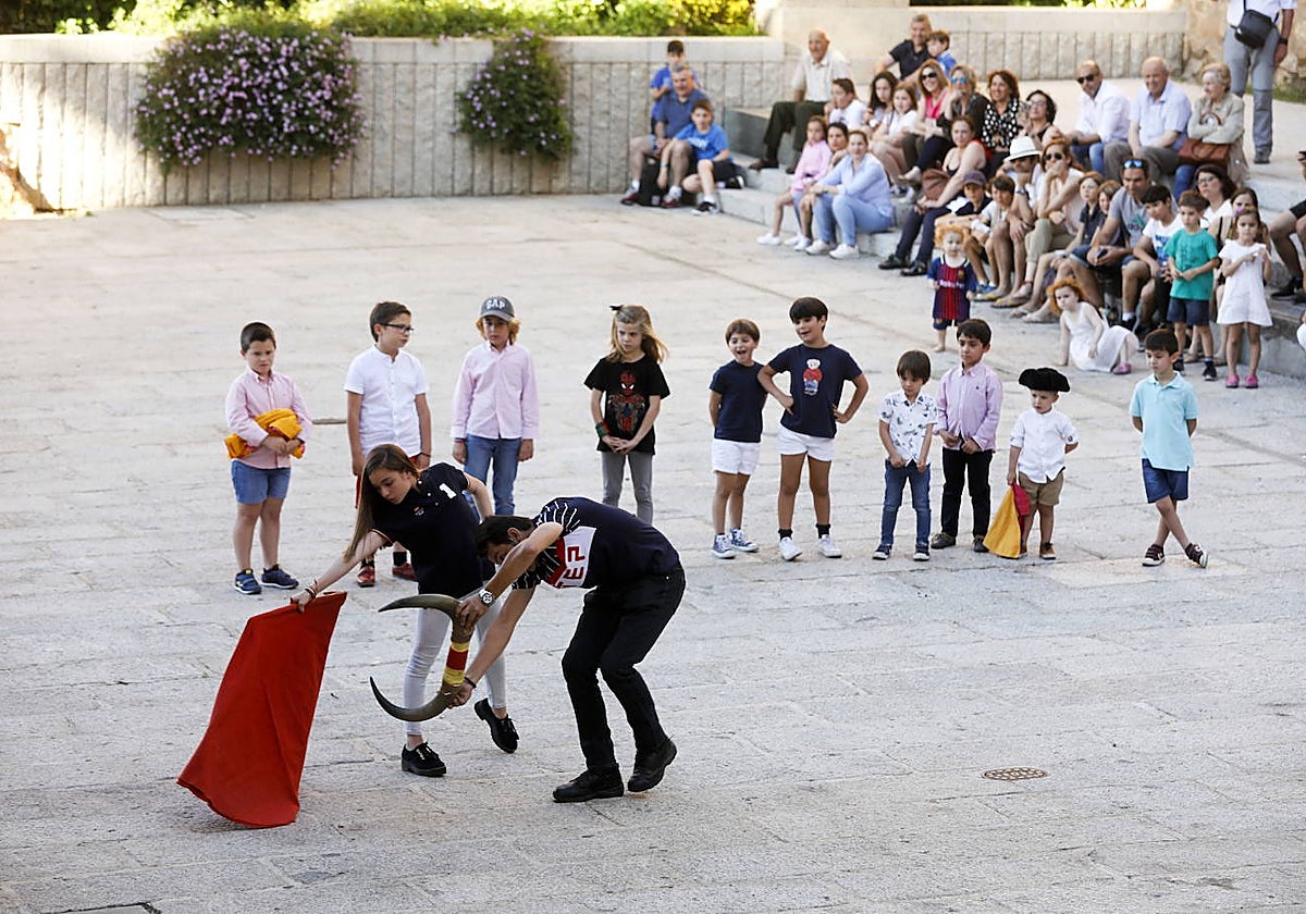 Imagen de archivo de prácticas taurinas en la Plaza Mayor de Cáceres.
