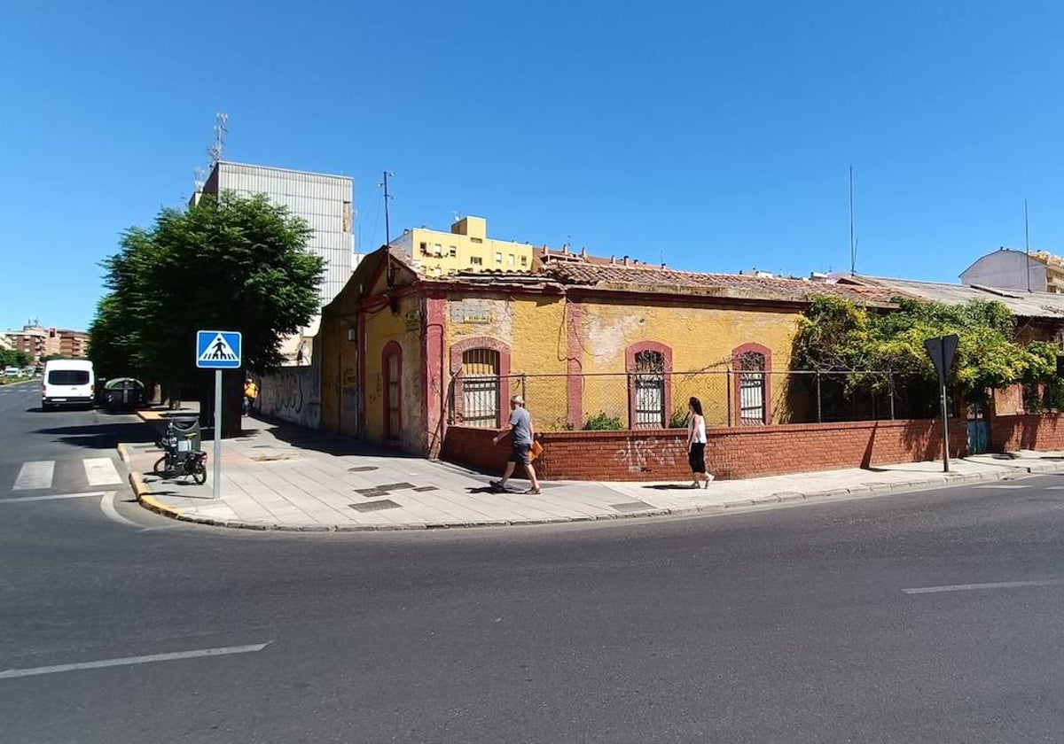 La Casa de las Aguas, en la esquina entre Carolina Coronado y Adolfo Suárez.