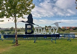 Las letras de 'Badajoz' llevan más de tres meses rodeadas de vallas.