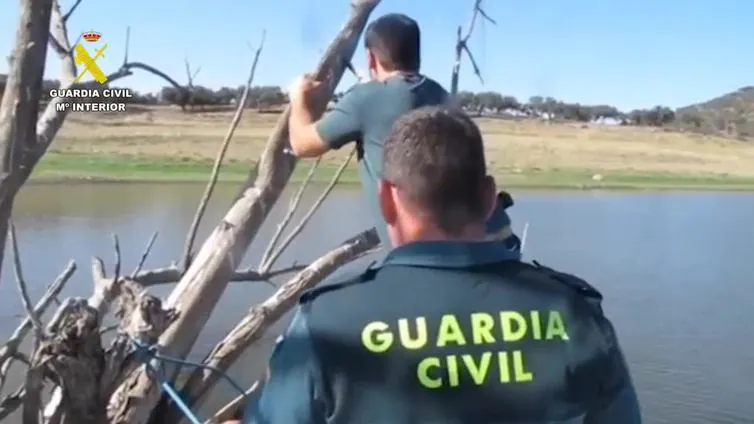 Así retira la Guardia Civil «trampa mortal» para aves en el pantano de Tentudía