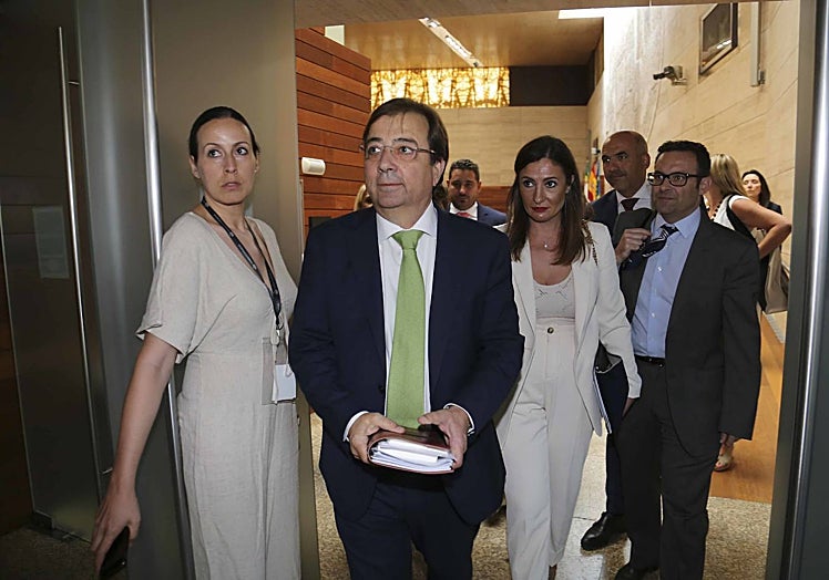 Vara este viernes saliendo del hemiciclo tras su última intervención como parlamentario en Extremadura.