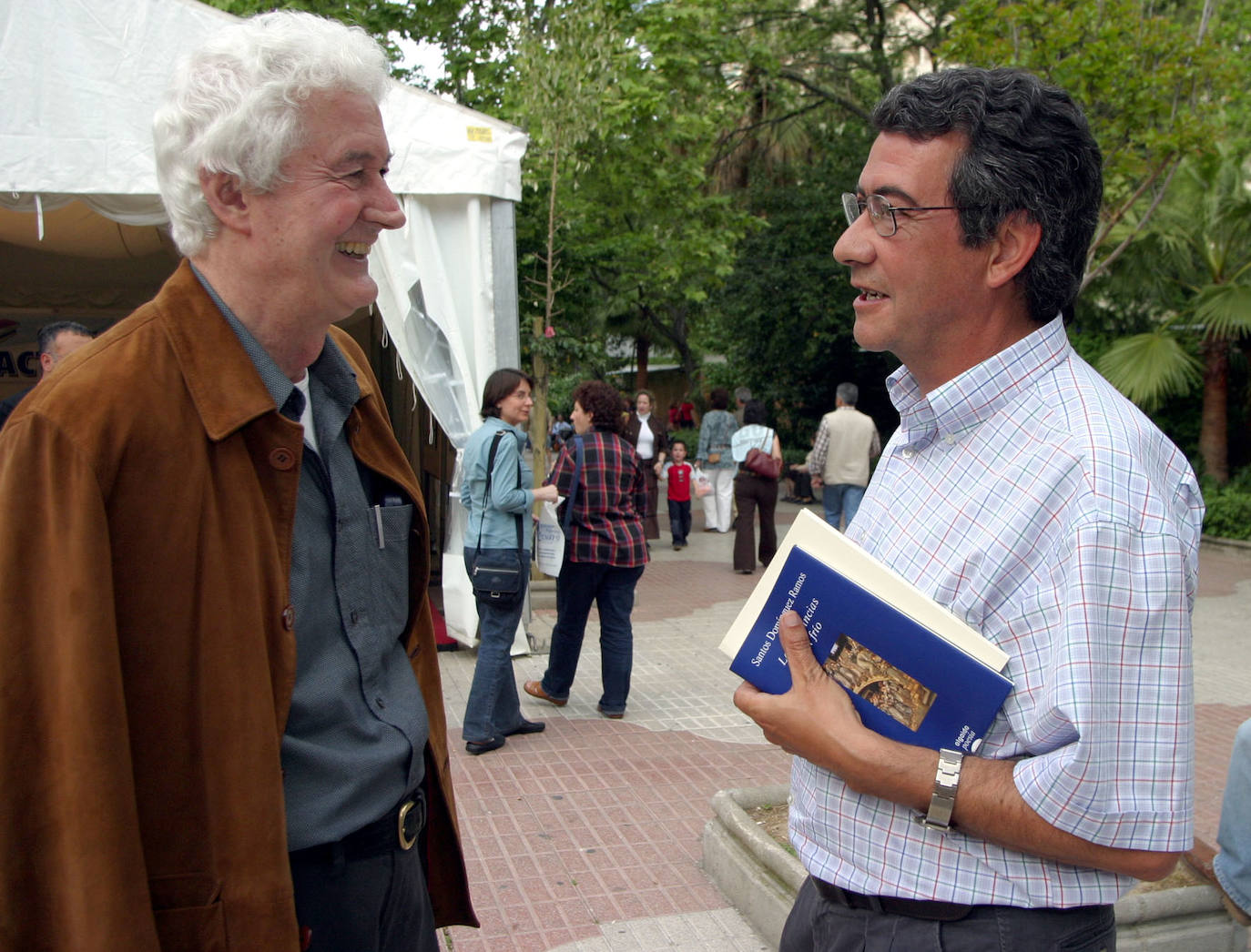 El poeta Santos Domínguez (d) con Félix Grande (i), en la Feria del Libro de Cáceres de 2006.