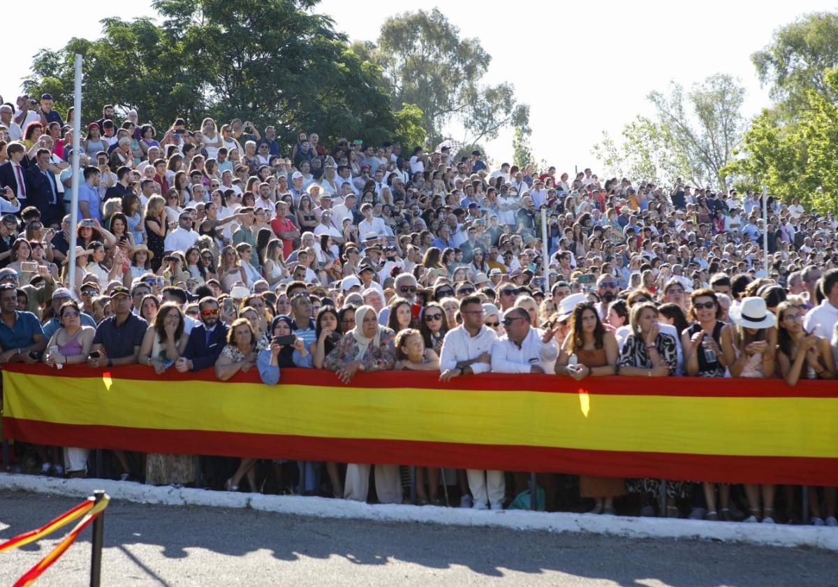 Parte del público que asistió al acto militar.