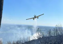 Un avión descargar agua en el incendio de Valverde de la Vera.