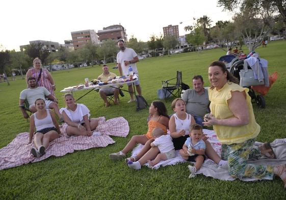 . La familia de Julia pasa las noches de verano en el parque del río.