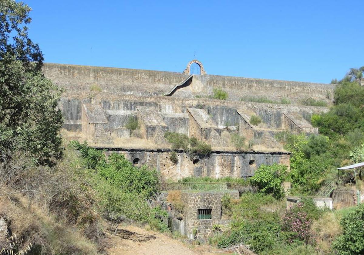 La presa de La Albuera se encuentra entre Feria y La Parra.