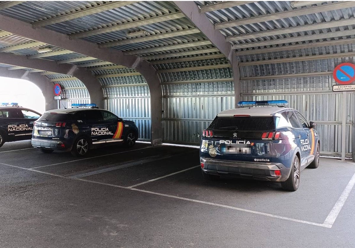 Coches de la Policía Nacional en el Hospital Universitario de Cáceres, en donde los agentes vigilan a presos.