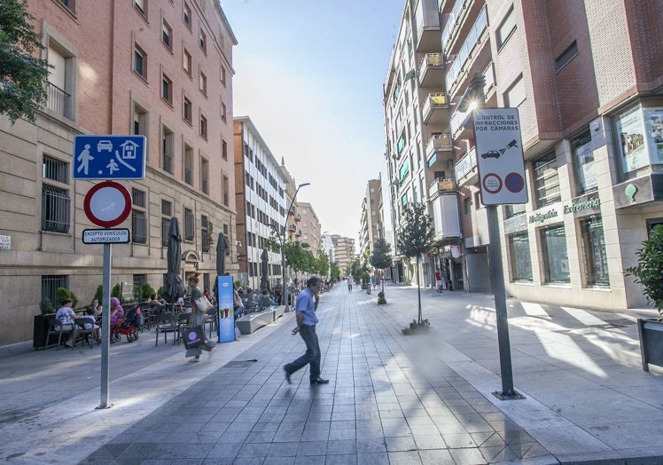 La calle San Pedro de Alcántara es peatonal desde abril de 2015.