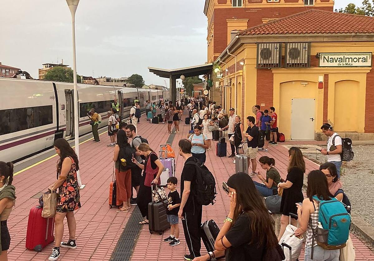 Algunos de los pasajeros han bajado del tren averiado en la estación de Navalmoral.