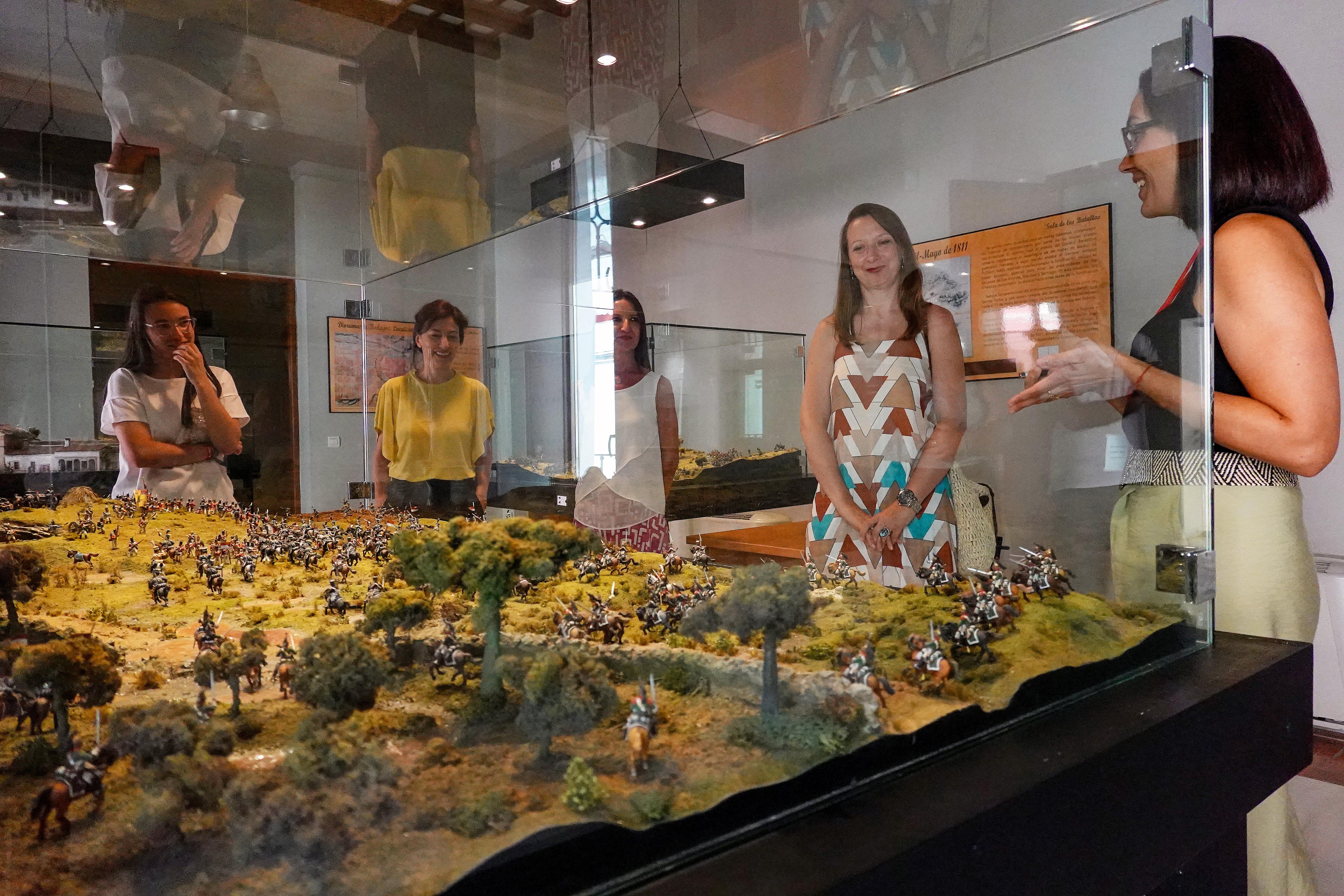 La guía del museo, Encarna Ledesma, explica la maqueta de La Batalla de La Albuera.